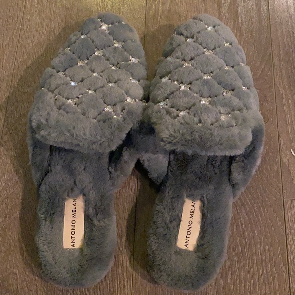 NWOT Antonio Melani faux fur slippers